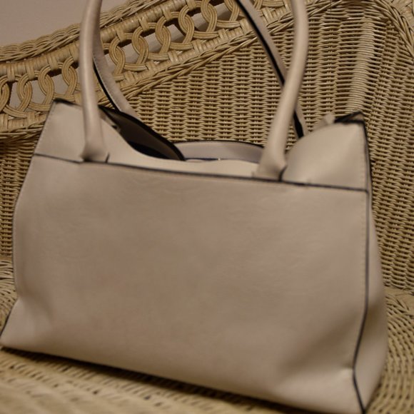 Host pick 😍White Vegan leather Purse - Picture 6 of 6